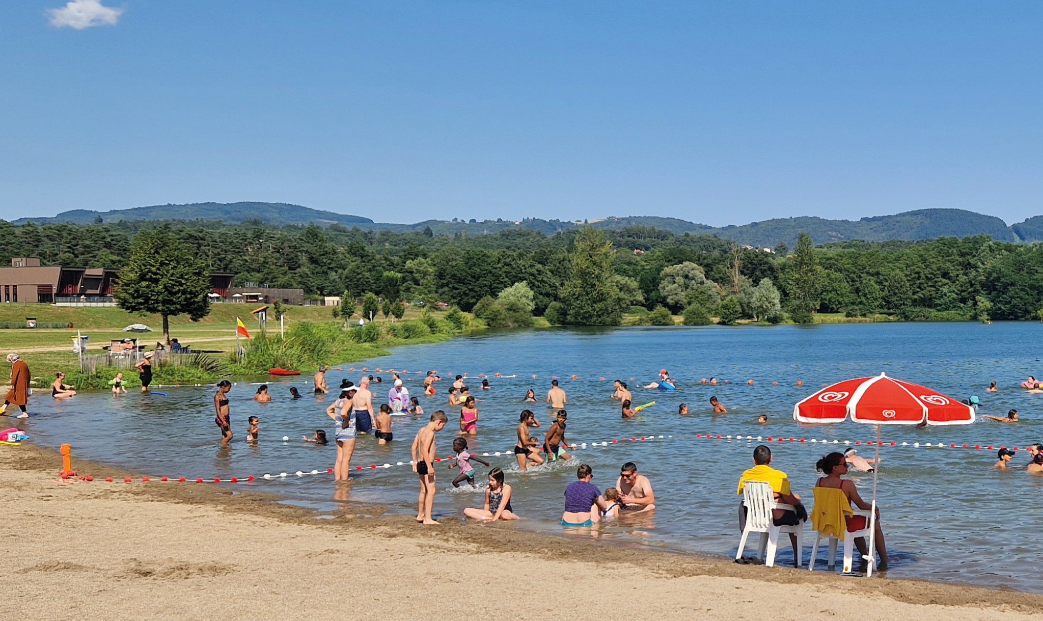 Le lac d'Aubusson, Iloa et le lac de St-Rémy-sur-Durolle, de nouveau labellisés Pavillon Bleu cette année !